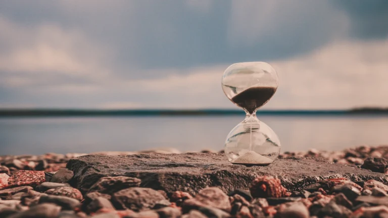 Hour glass that interprets market timing
